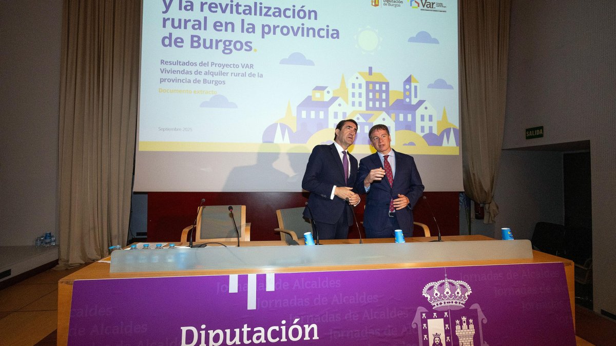 El consejero de Fomento, Juan Carlos Suárez Quiñones, y el presidente de la Diputación de Burgos, Borja Suárez, durante el inicio de la Jornada de Trabajo de Urbanismo, Vivienda y Reto Demográfico con alcaldes.