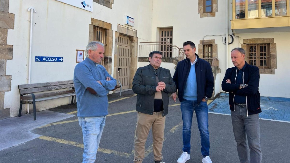 El PSOE junto a varios cargos socialistas de la zona, en el centro de salud de Espinosa de los Monteros.