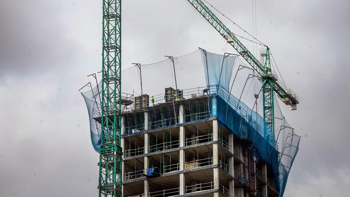 Imagen de construcción de una de las torres de viviendas que se levantan en la capital.