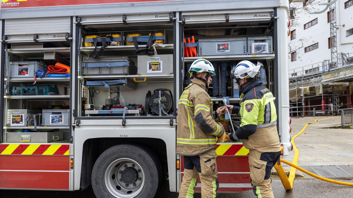 Dos bomberos durante una intervención en una imagen de archivo.