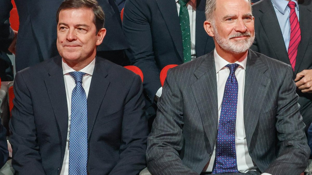 Felipe VI, junto a Alfonso Fernández Mañueco, presidente de la Junta en un acto en Burgos.