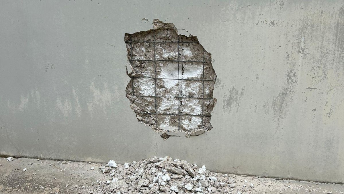 Imagen del butrón que han hecho los ladrones en el intento de robo