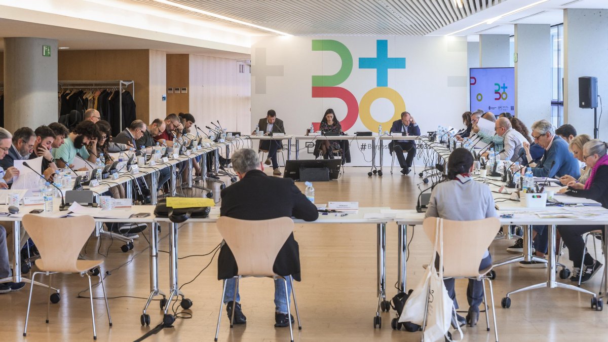 Lectura colectiva del proyecto de 180 páginas elaborado por ProBurgos para definir el dossier de la candidatura de Burgos a Capital Europea de la Cultura 2031.