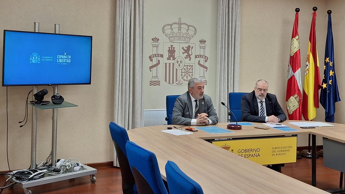 Pedro de la Fuente, subdelegado del Gobierno, e Ignacio Fernández de Mata, profesor de la Universidad de Burgos, en la presentación de las actividades.