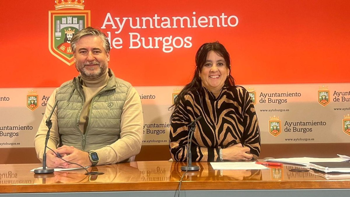 Los concejales socialistas Julián Vesga y Virginia Escudero.