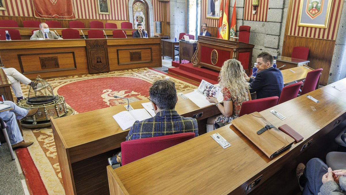 Comisión de investigación del caso gastronetas con representantes de Vox y del PSOE.