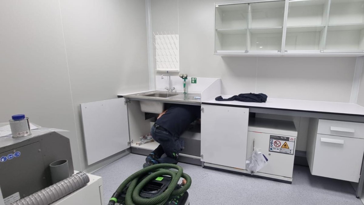 Los equipos del laboratorio de Paleoproteómica están en pleno proceso de instalación.