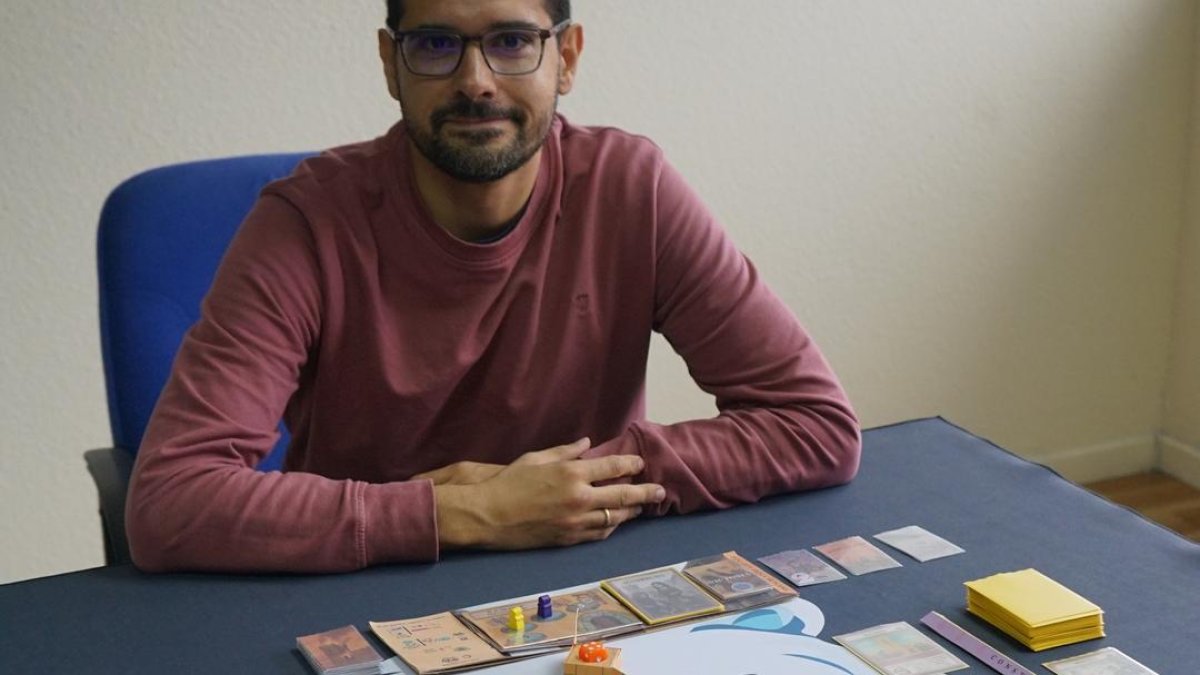 Un juego de mesa pone a Palencia en el tablero y susurra su secreto mejor guardado. En la imagen el periodista palentino Víctor Calzada con su juego 'Bandas Doradas'.