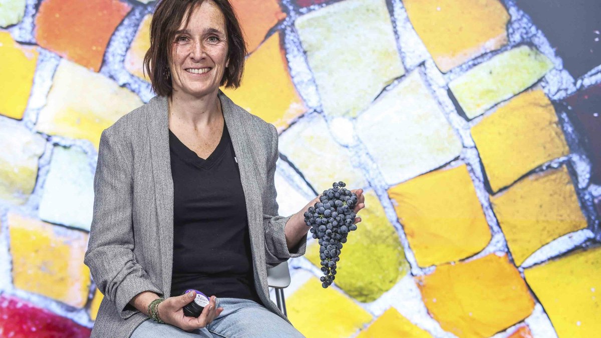 Araus, que es licenciada en Química por la Universidad de Burgos, posa con su producto y unas uvas.