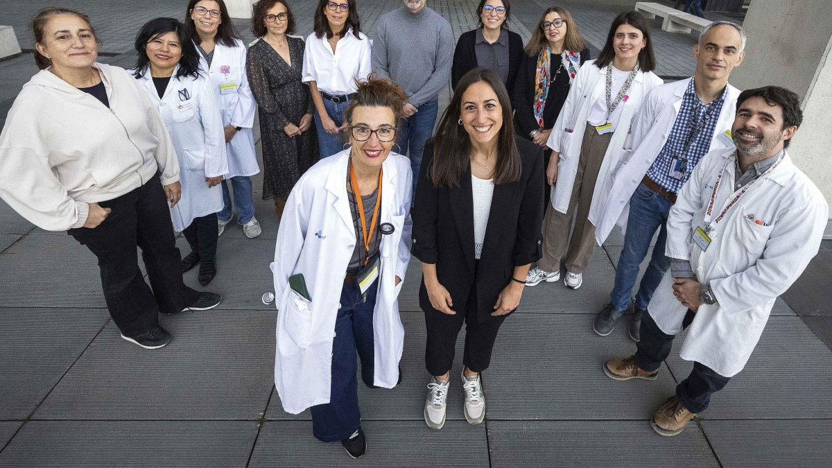 Esther Cubo y Laura Gómez posan junto a su equipo multidisciplinar en el HUBU 