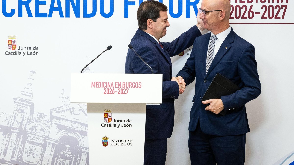 El presidente de la Junta de Castilla y León, Alfonso Fernández Mañueco, con el rector de la UBU, José Miguel García.