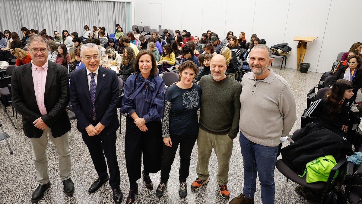 La directora de Comercio, María Petti, acompañada a su derecha por la directora de la ESAD, Teresa Monzón, y los ponentes Jesus Lara y Félix Sanz.