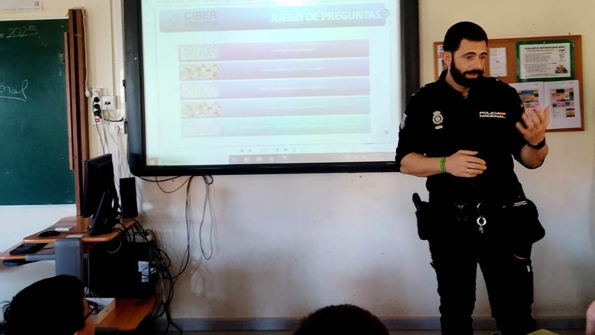 Imagen de uina de las charlas impartidas por la Policía Nacional en los colegios de Aranda