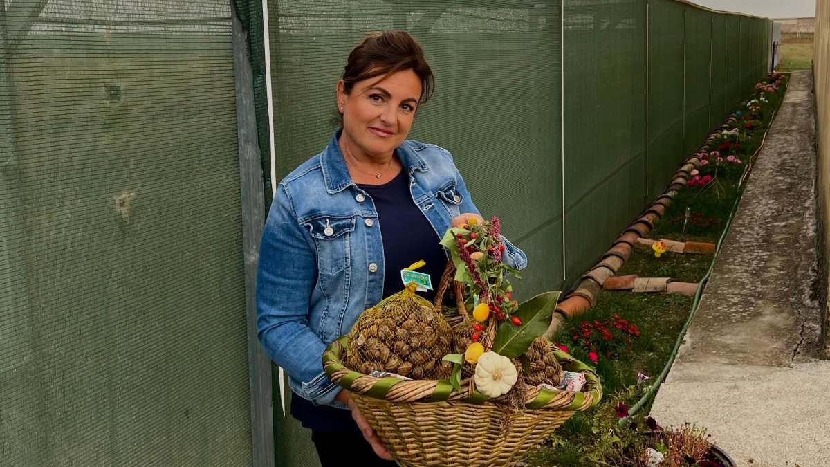 Ana María posa en su granja de Ciadoncha