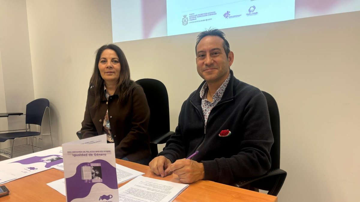 El concejal Andrés Gonzalo junto a la técnica, Ana Pajares