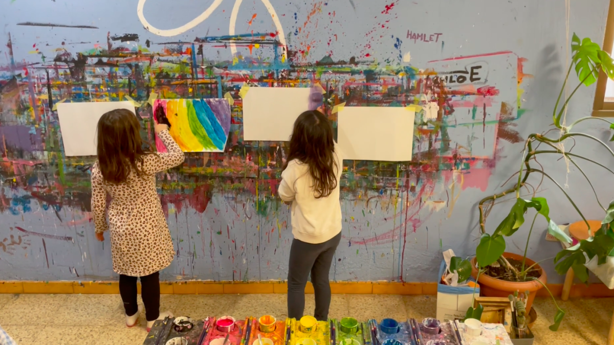 Dos nilñas pintan en el espacio que Frretime quiere adaptar.