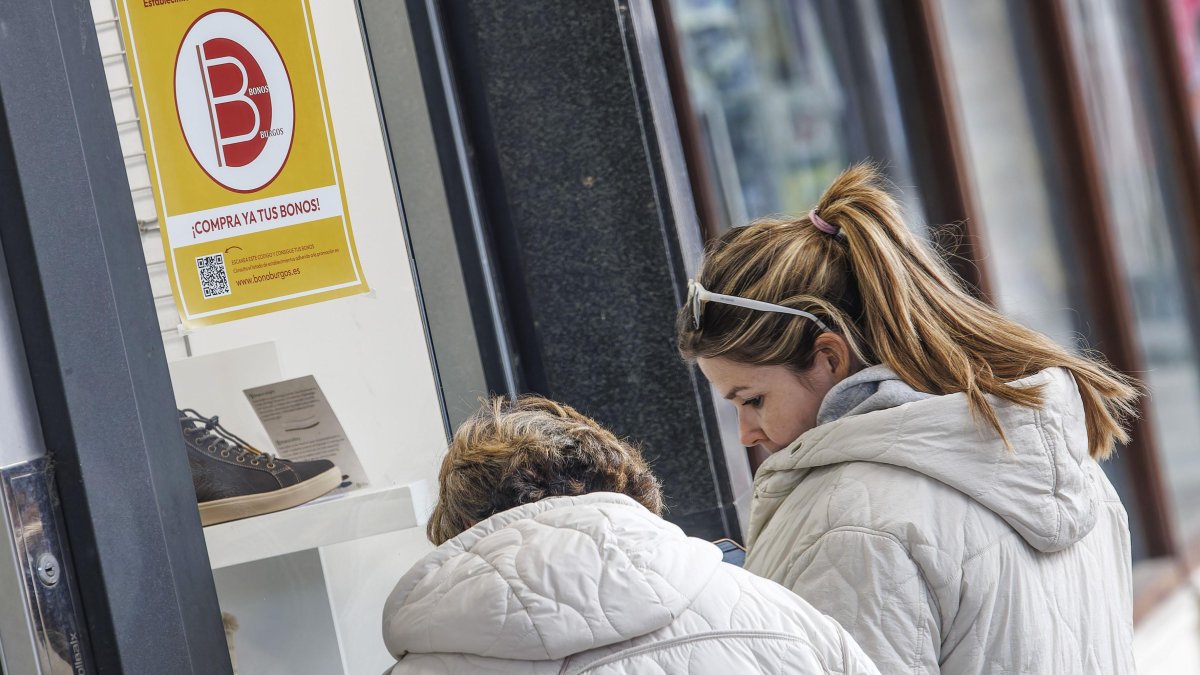 Comercios del centro de la capital burgalesa con los carteles de la campaña de bonos al consumo.