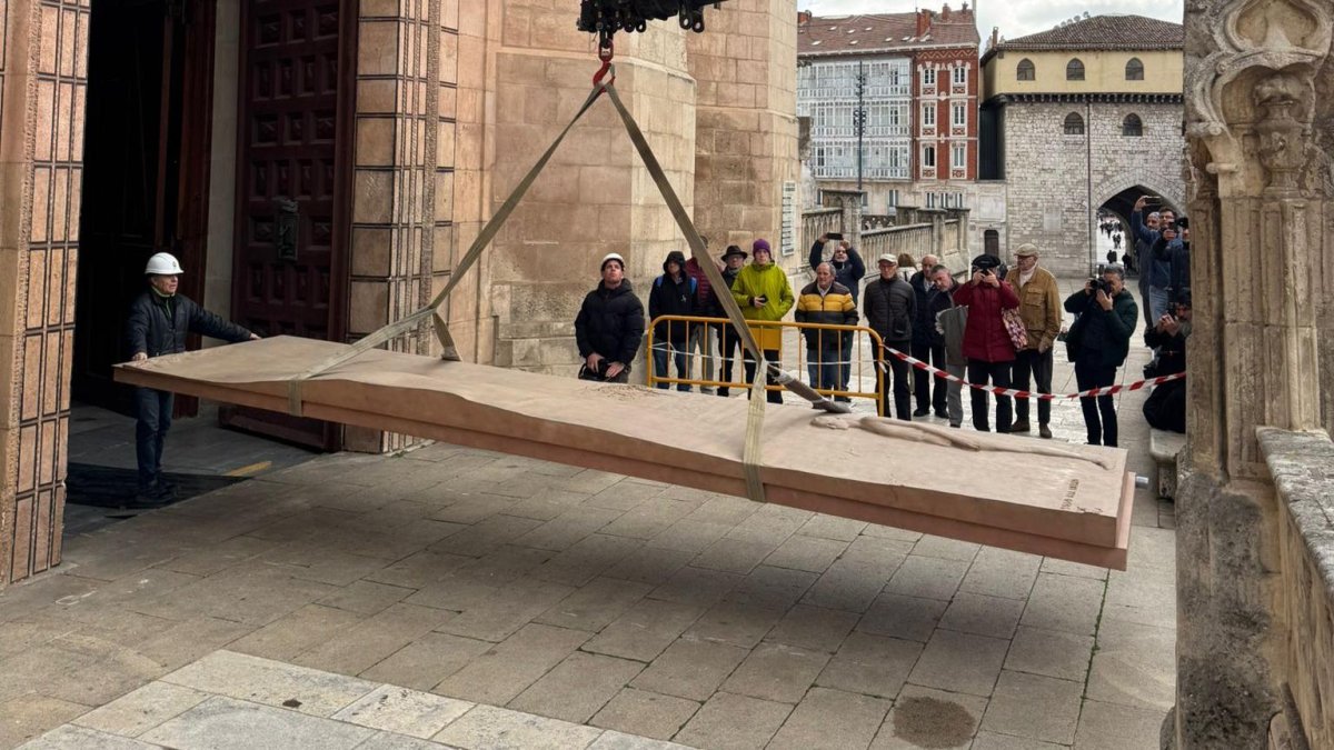 Imagen de la llegada de las polémicas puertas de Antonio López a la Catedral de Burgos.