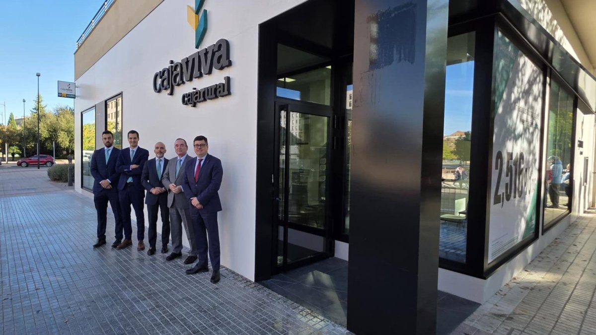La nueva oficina de Cajaviva en Severo Ochoa impulsa la actividad comercial con un certamen navideño
