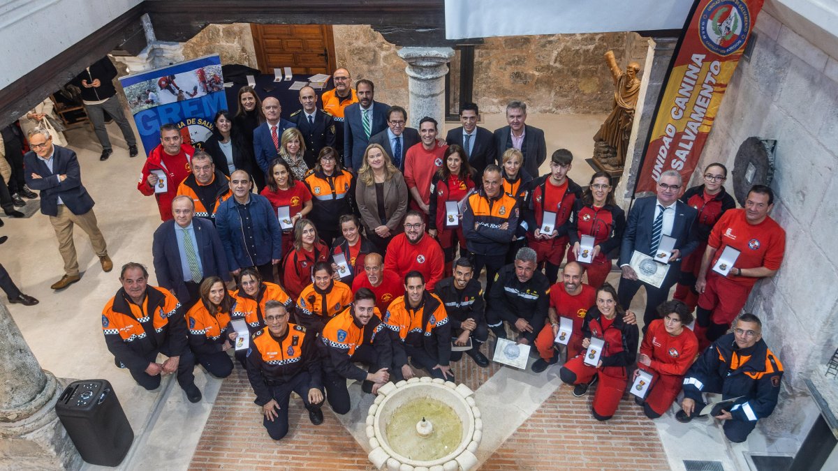 Entrega de condecoraciones, a cargo del GREM, por el trabajo de distintos organismos en la dana de Valencia.