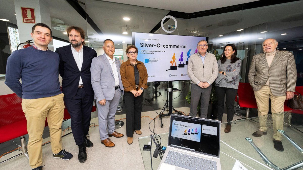 Participantes en el Foro Comercio sobre 'silver economy' organizado por la FEC en su sede.
