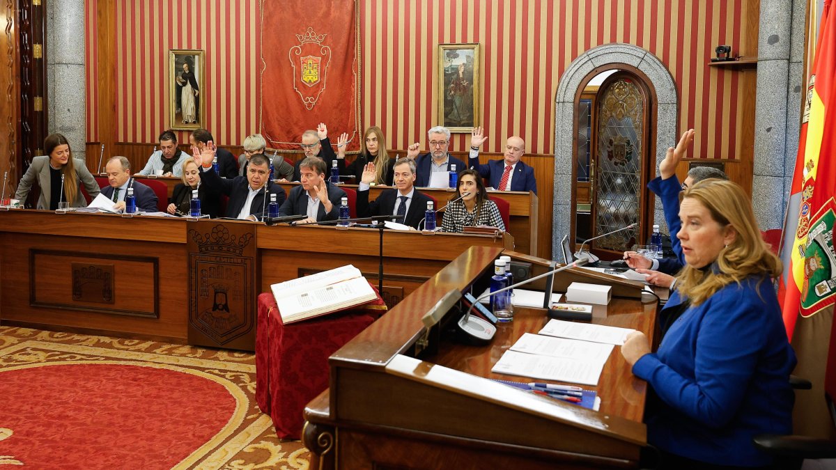 La alcaldesa, Cristina Ayala, y al fondo la bancada donde se sientan PP y Vox.