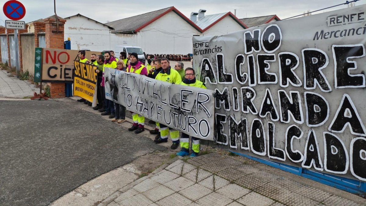 Concentración de los trabajadores del taller de Remolcado de Miranda en las instalaciones de Renfe.