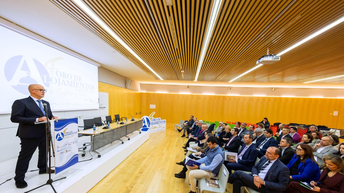 El presidente de la Federación de Hostelería de Burgos, Enrique Seco, en el Foro de Alojamientos Turísticos de Castilla y León.