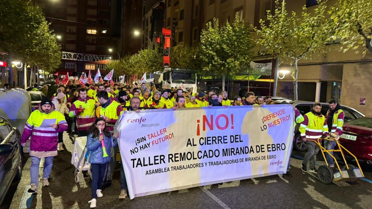 Manifestación en Miranda contra el cierre del taller de Remolcado de Renfe.