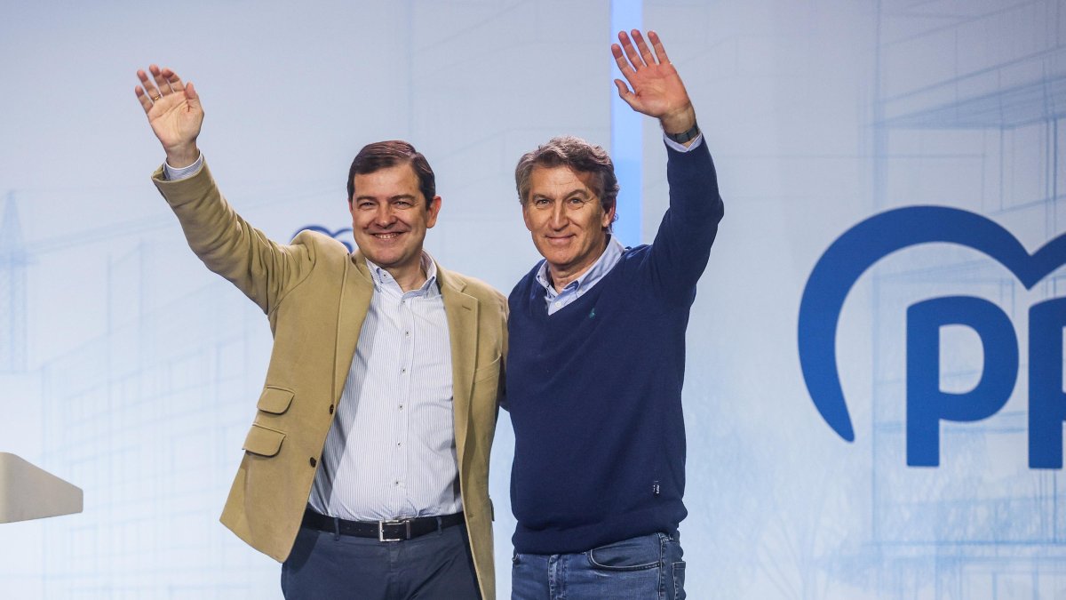 El presidente del Partido Popular, Alberto Núñez Feijóo, junto al presidente de la Junta de Castilla y León y del PP de Castilla y León, Alfonso Fernández Mañueco