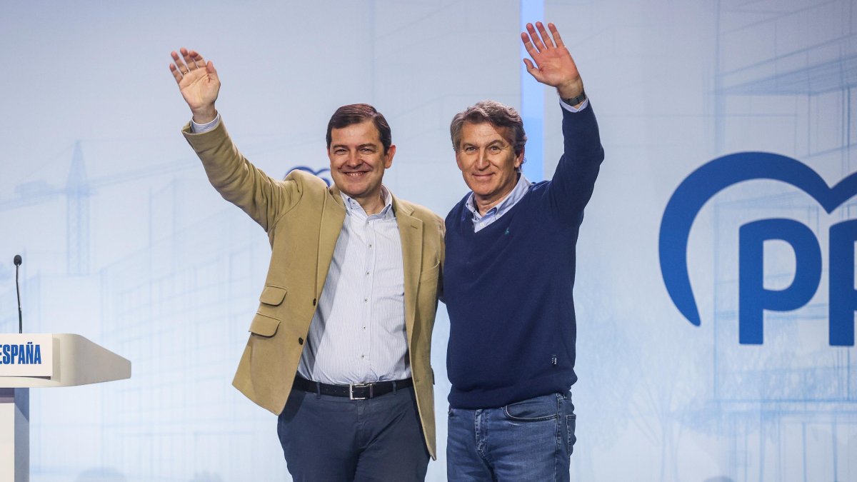 El presidente del Partido Popular, Alberto Núñez Feijóo, junto al presidente de la Junta de Castilla y León y del PP de Castilla y León, Alfonso Fernández Mañueco