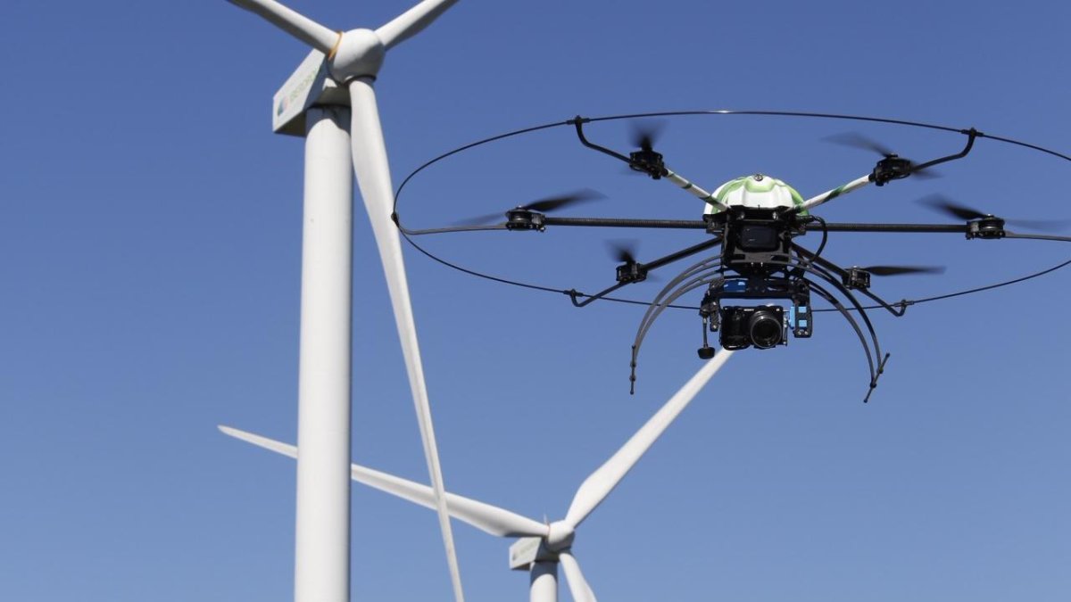 Un aracnocóptero inspecciona los aerogeneradores de un parque eólico de Iberdrola en Castilla y León.