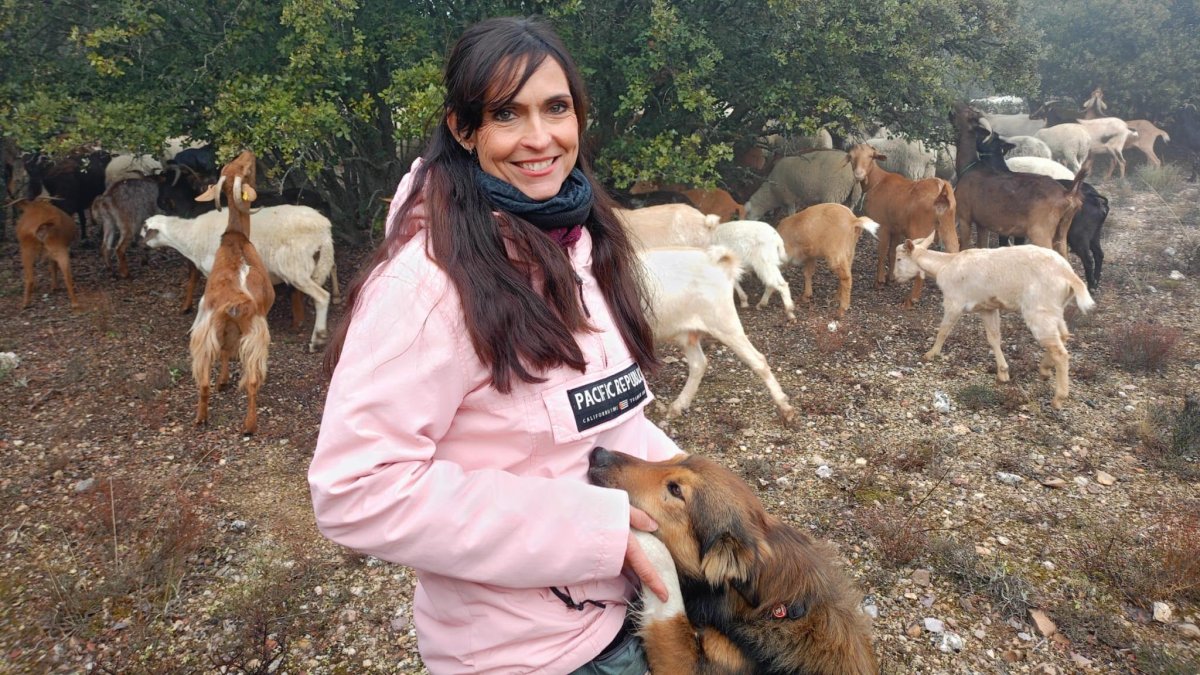 Isabel junto a sus animales
