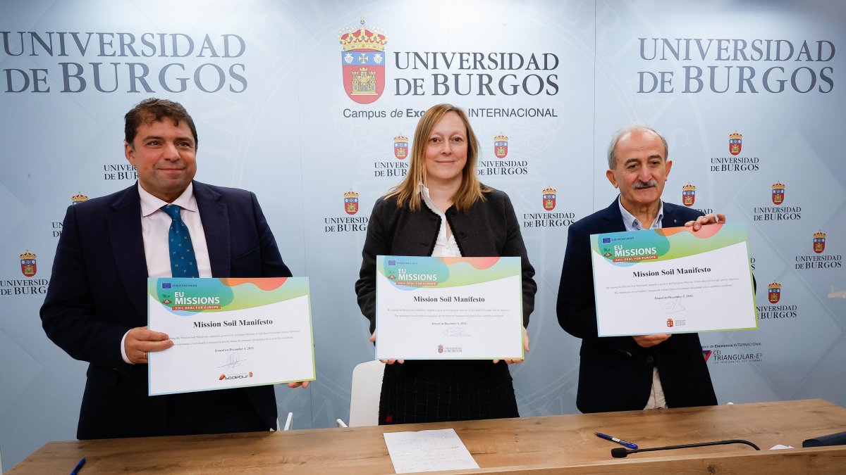 Carlos Gallo, Verónica Calderón y Ramiro Ibáñez durante la adhesión de las instituciones al Manifiesto Europeo por la Salud del Suelo.