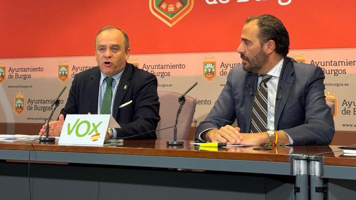 El portavoz de Vox, Fernando Martínez-Acitores, y el edil Ignacio Peña.