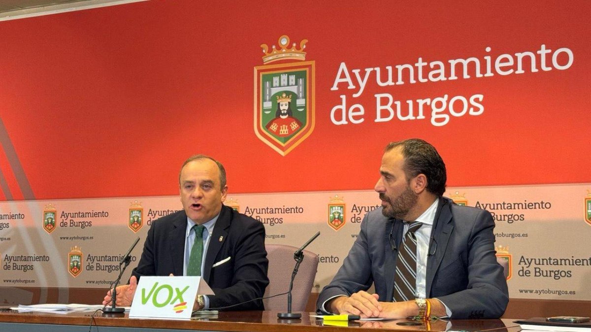 El portavoz de Vox, Fernando Martínez-Acitores, y el edil Ignacio Peña.