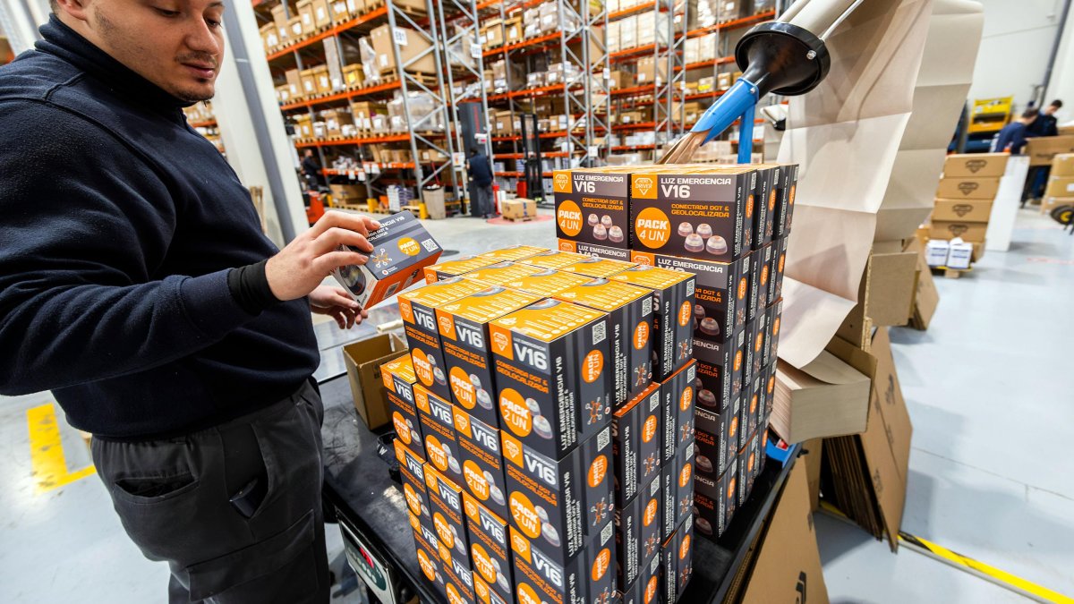 Cinco operarios se dedican en exclusiva a embalar pedidos de balizas V16 Hero Driver, diseño realizado en Burgos y que comercializa una empresa burgalesa.