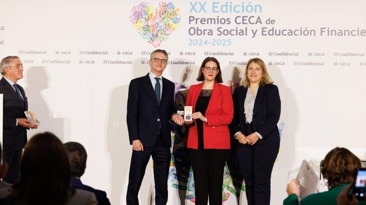 Imagen de la entrega del reconocimiento.
