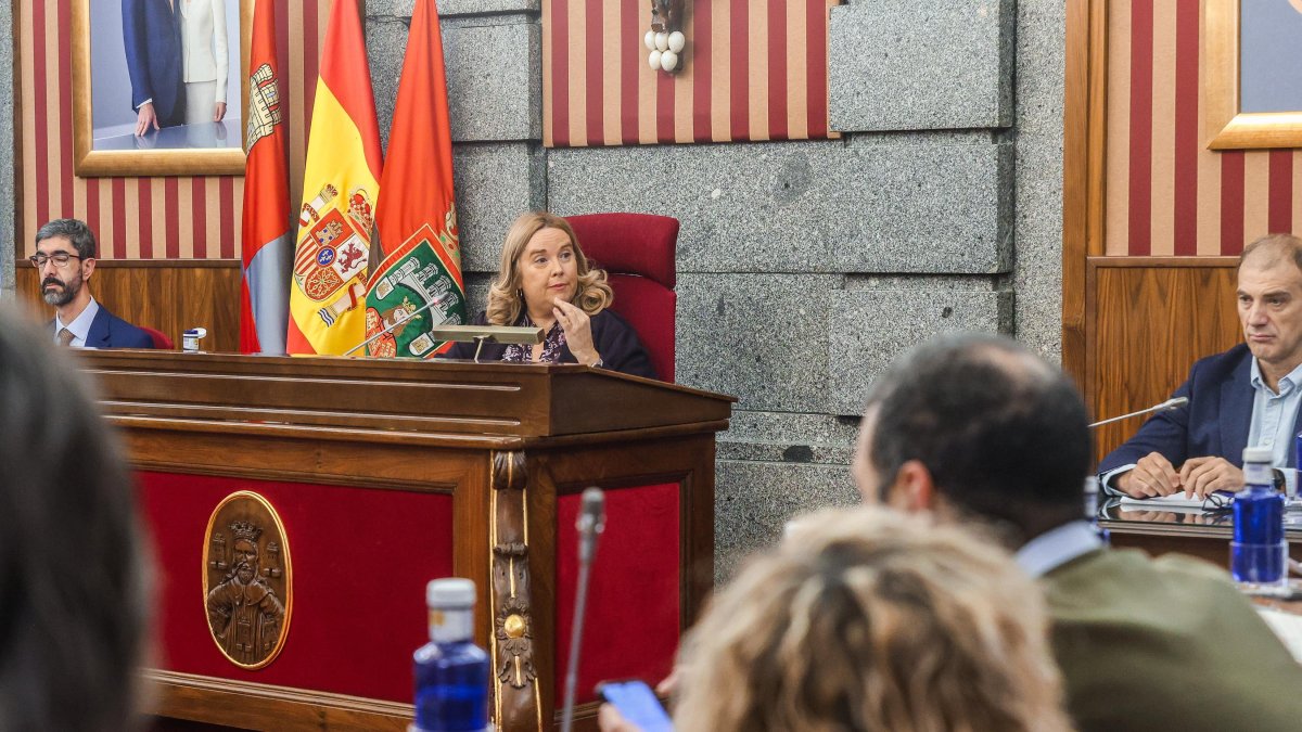 La alcaldesa, Cristina Ayala, se dirige al principal grupo de la oposición, el PSOE, en un instante del Pleno.