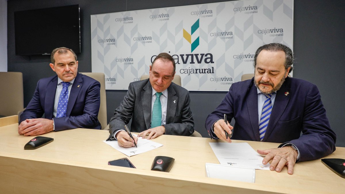 Firma del convenio entre Cajaviva Caja Rural y el Colegio Oficial de Farmacéuticos de Burgos.