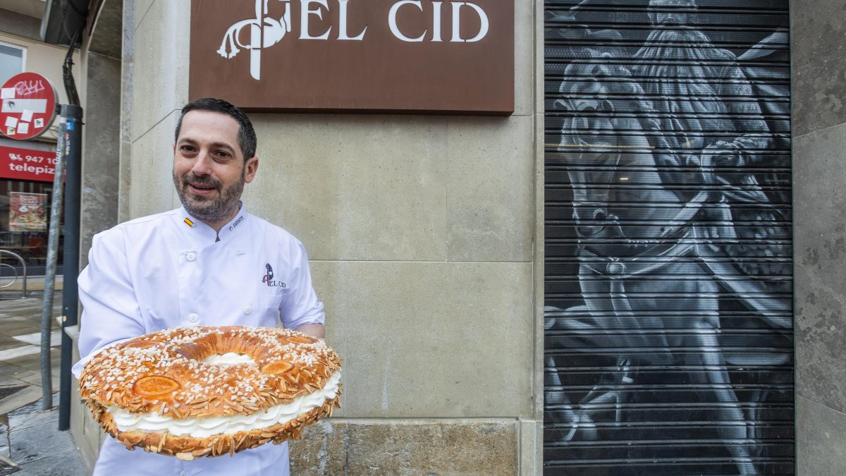 Félix Ángel Dieste, de El Cid Delicatessen, con un roscón de Reyes recién hecho.