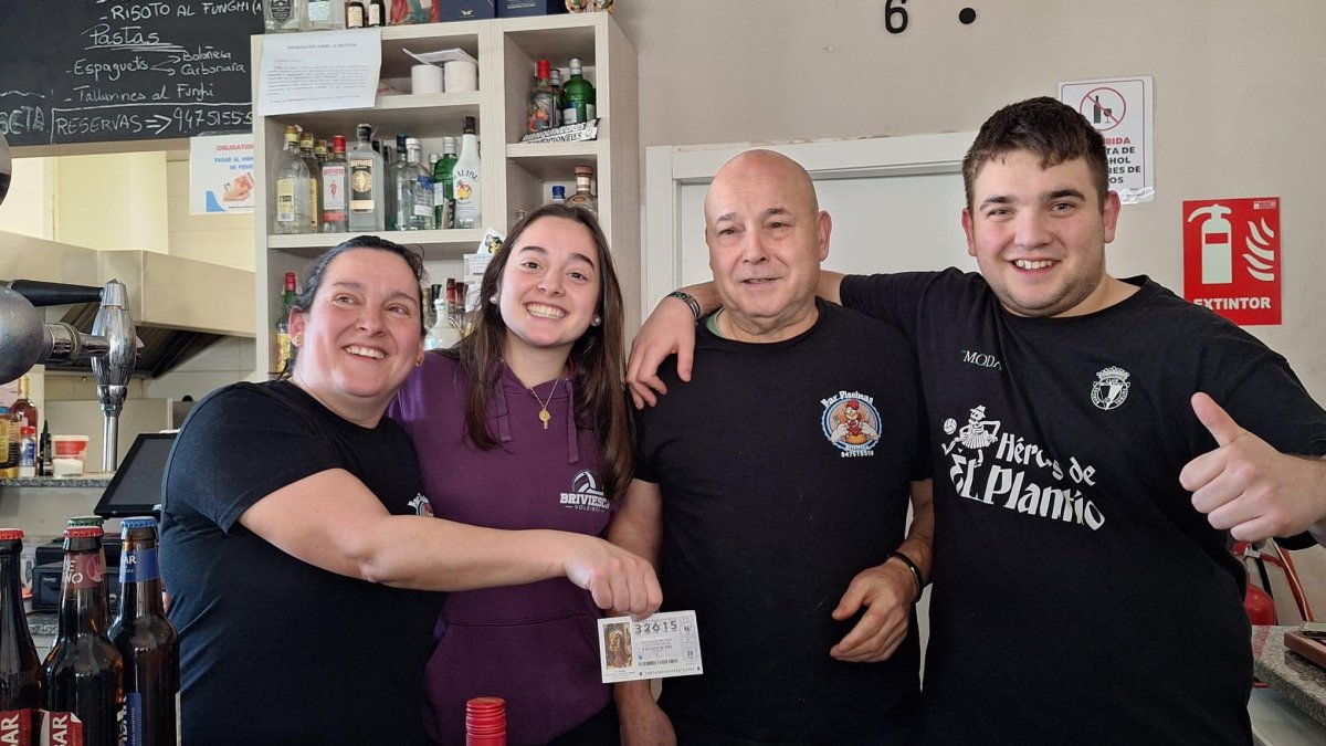 Alegría en el bar de las piscinas de Briviesca por el tercer premio de la Lotería del Niño.