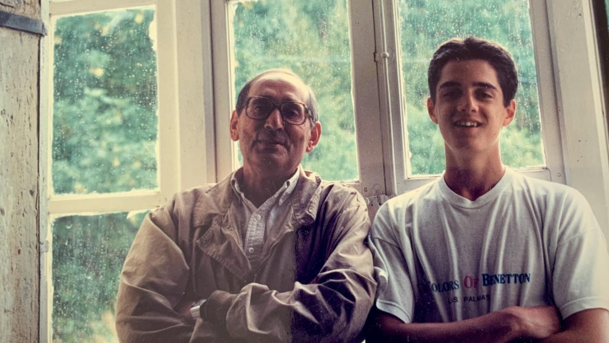Germán posa con su abuelo Miguel Delibes en La Casona de Sedano.
