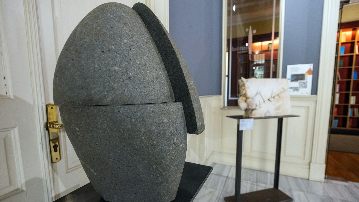La exposición de Alberto Bañuelos en el exterior e interior del Palacio de la Isla puede contemplarse hasta el 17 de enero.