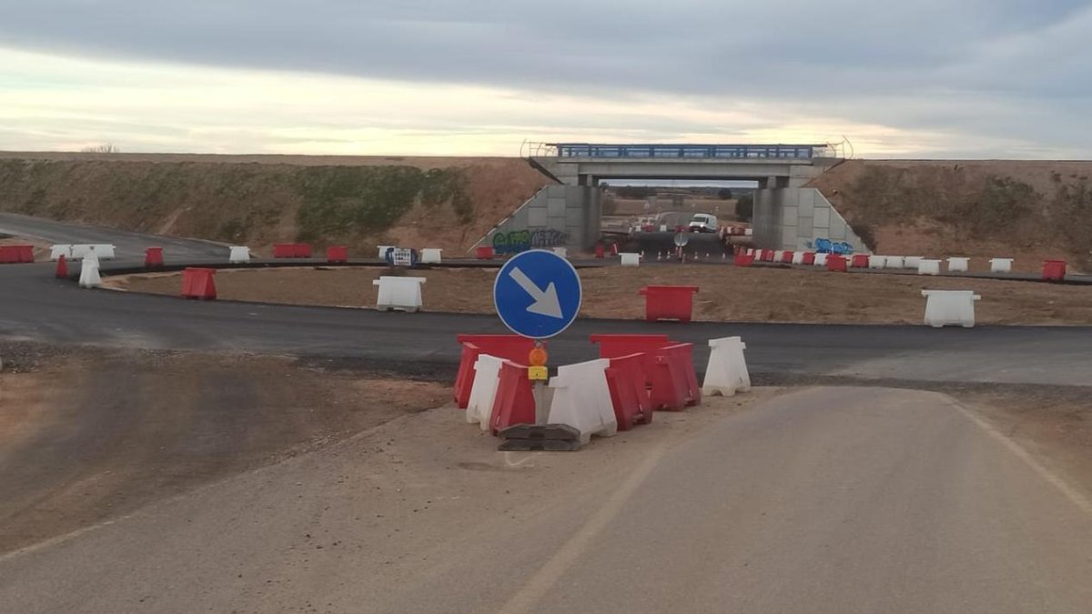 Imagen de la rotonda de enlace de la A-11 con la carretera de Adrada
