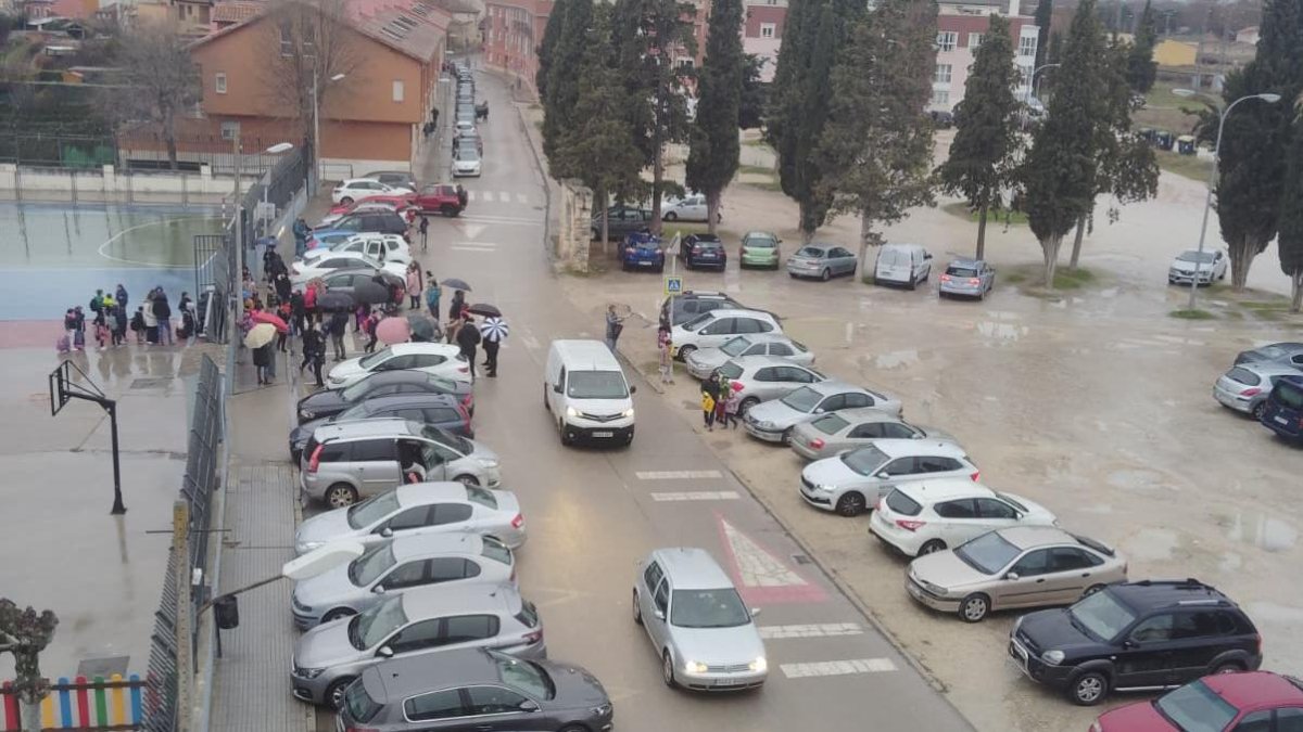 Los vecinos y los padres de los alumnos llevan años exigiendo soluciones