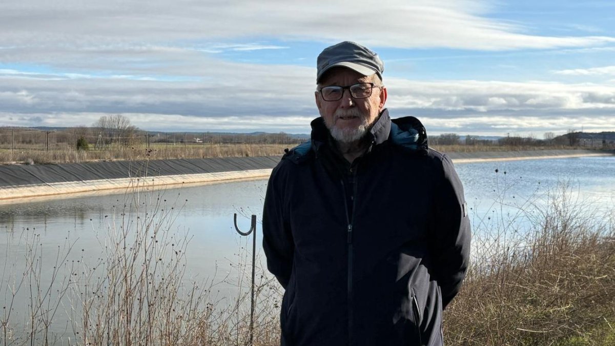 Rufino García posa junto a una de las cuatro balsas de agua