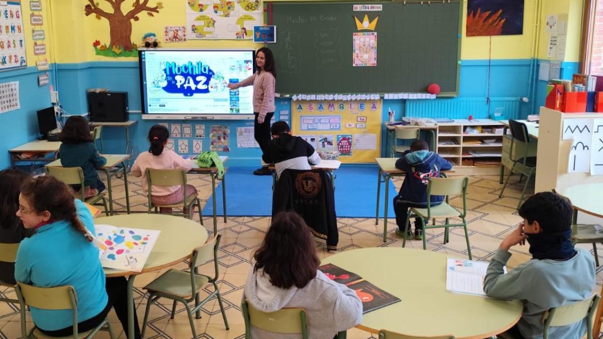 La directora imparte una clase en el colegio de Torresandino
