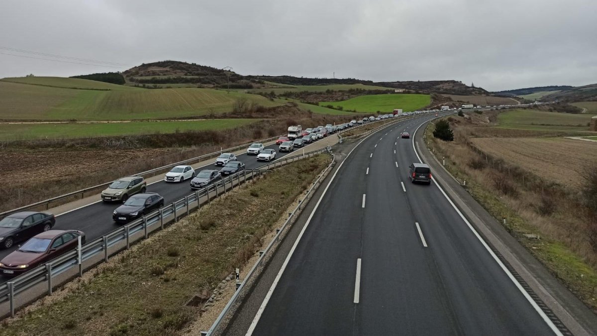 Imagen de retenciones en la AP-1 a causa de un accidente.