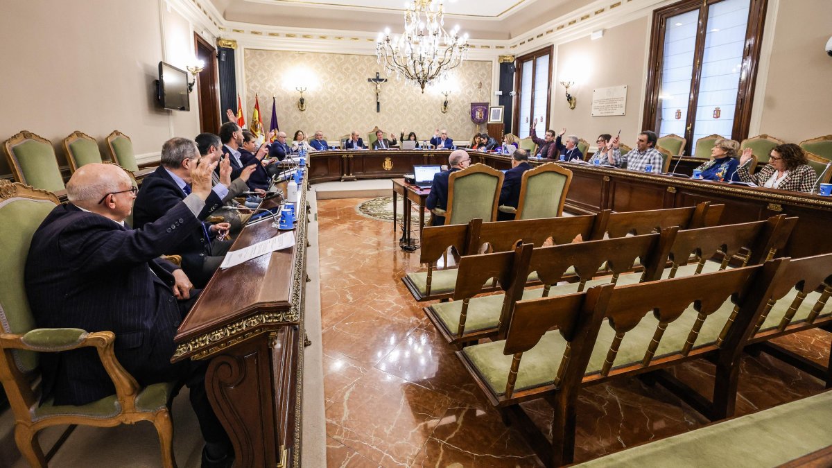 Votación durante el Pleno ordinario de enero de la Diputación de Burgos.